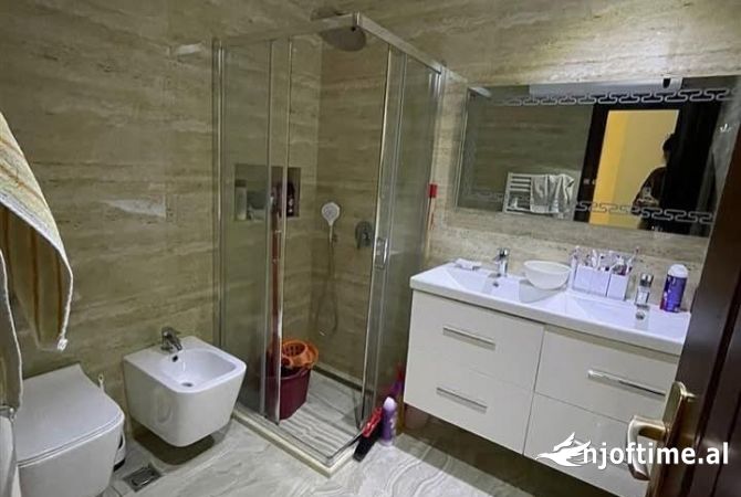 Shtepi ne shitje Apartament ne Tirane, 3+1, Mobilimi E mobiluar, Pagesa 245,000  Euro.