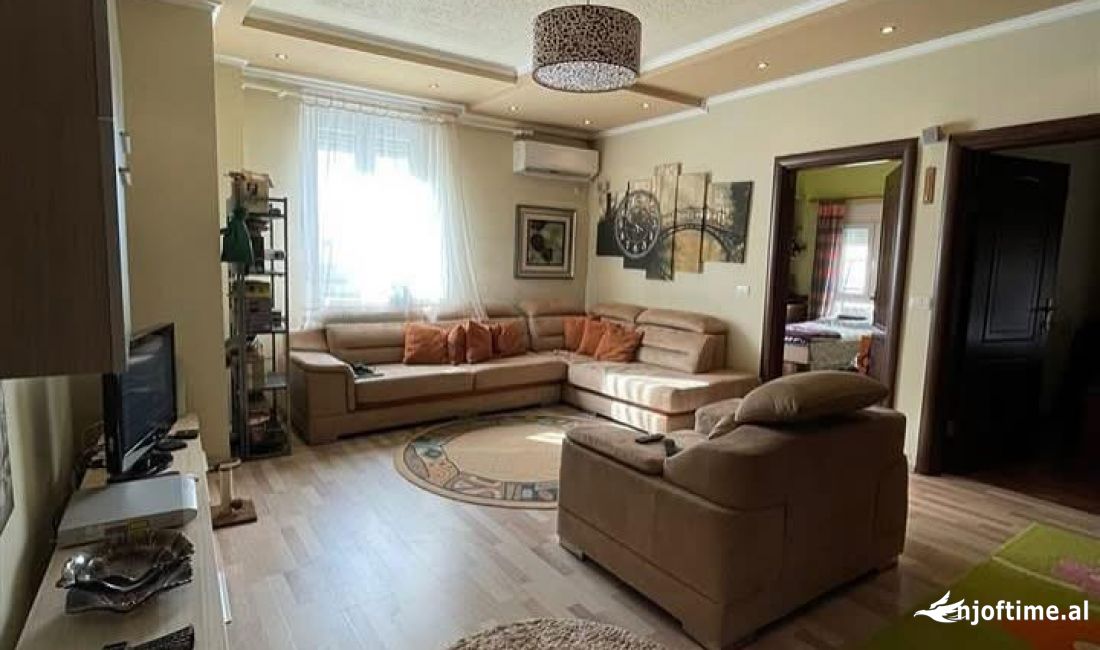 Shtepi ne shitje Apartament ne Tirane, 3+1, Mobilimi E mobiluar, Pagesa 245,000  Euro.
