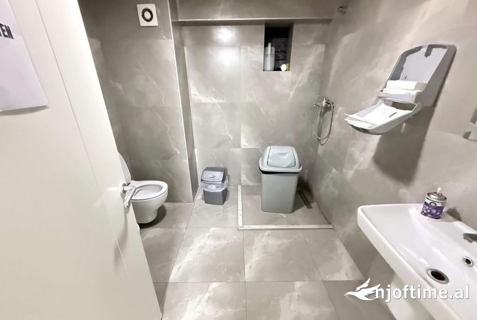 Qera ambient per Zyre  Qender Tirane ,9 katshet 