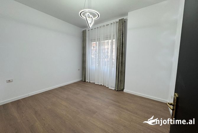 Shtepi ne shitje Apartament ne Tirane, 1+1, Mobilimi Bosh, pa mobiluar, Pagesa 98,000  Euro.
