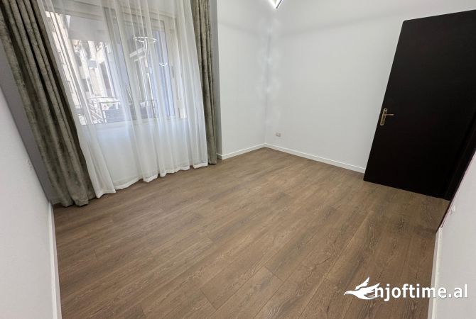 Shtepi ne shitje Apartament ne Tirane, 1+1, Mobilimi Bosh, pa mobiluar, Pagesa 98,000  Euro.