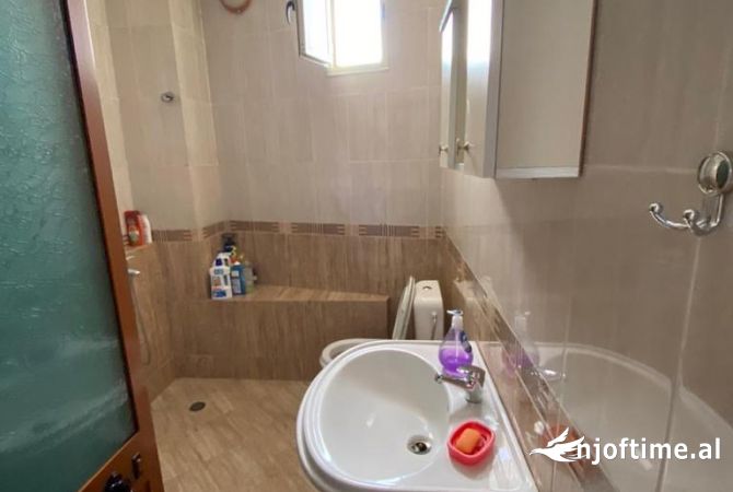 Shtepi me qera Apartament ne Tirane, 2+1, Mobilimi E mobiluar, Pagesa 600  Euro.