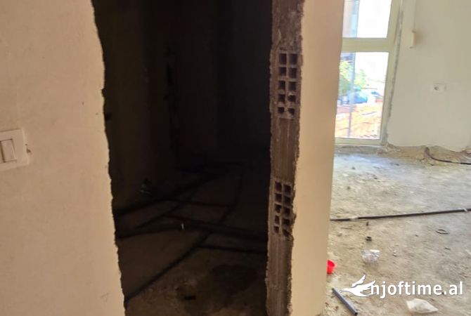 Shtepi ne shitje Apartament ne Tirane, 2+1, Mobilimi Bosh, pa mobiluar, Pagesa 179,000  Euro.