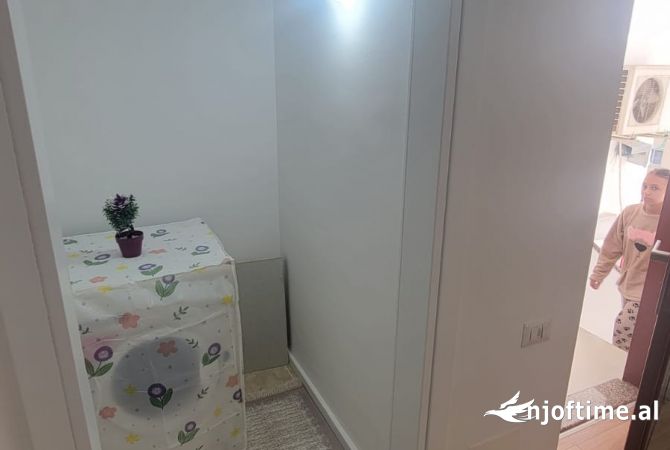 Shtepi ne shitje Apartament ne Tirane, 1+1, Mobilimi Pjeserisht e mobiluar, Pagesa 135,000  Euro.