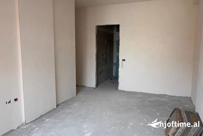 Shtepi ne shitje Apartament ne Tirane, 2+1, Mobilimi Bosh, pa mobiluar, Pagesa 160,000  Euro.