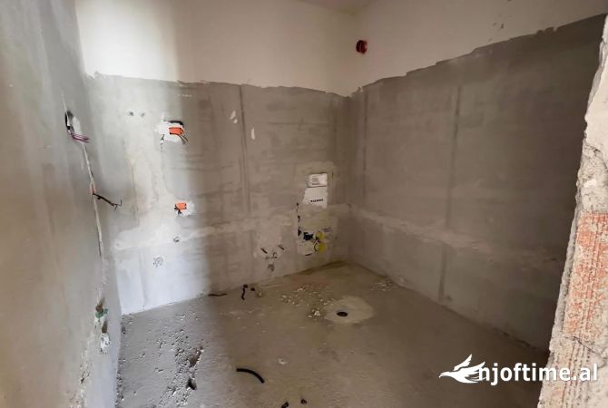 Shtepi ne shitje Apartament ne Tirane, 2+1, Mobilimi Bosh, pa mobiluar, Pagesa 160,000  Euro.