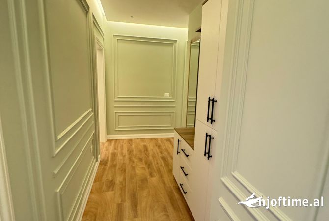 Shtepi me qera Apartament ne Tirane, 3+1, Mobilimi E mobiluar, Pagesa 1,000  Euro.