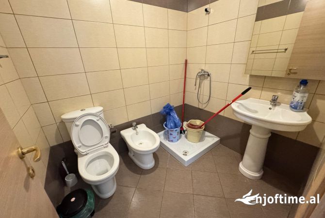 Shtepi me qera Apartament ne Tirane, 2+1, Mobilimi E mobiluar, Pagesa 700  Euro.