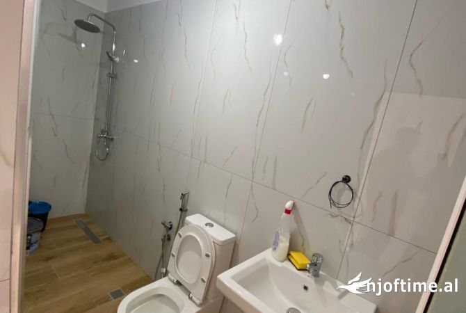 Shtepi ne shitje Apartament ne Tirane, 2+1, Mobilimi Bosh, pa mobiluar, Pagesa 132,000  Euro.