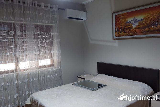 Shtepi me qera Shtepi Private ne Tirane, 4+1, Mobilimi E mobiluar, Pagesa 55,000  Leke.