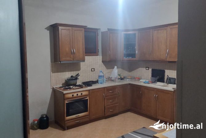 Shtepi me qera Shtepi Private ne Tirane, 4+1, Mobilimi E mobiluar, Pagesa 55,000  Leke.