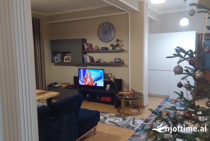 Shtepi me qera Shtepi Private ne Tirane, 4+1, Mobilimi E mobiluar, Pagesa 55,000  Leke.