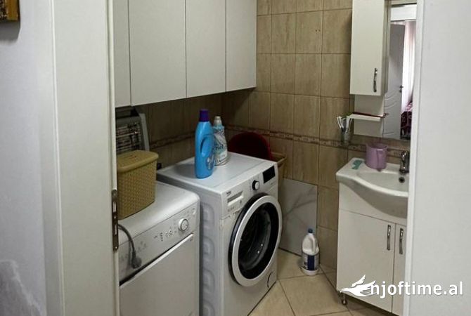 Shtepi ne shitje Apartament ne Tirane, 3+1, Mobilimi E mobiluar, Pagesa 170,000  Euro.