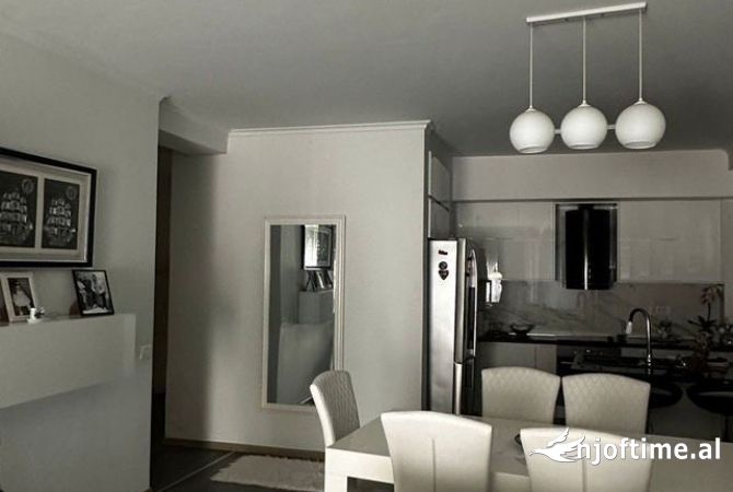 Shtepi ne shitje Apartament ne Tirane, 3+1, Mobilimi E mobiluar, Pagesa 170,000  Euro.