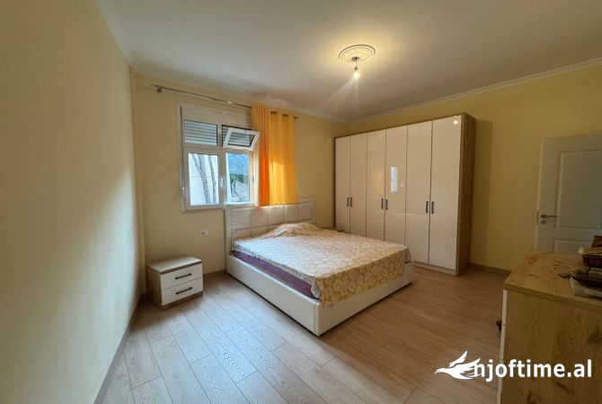 Shtepi me qera Apartament ne Tirane, 2+1, Mobilimi E mobiluar, Pagesa 400  Euro.