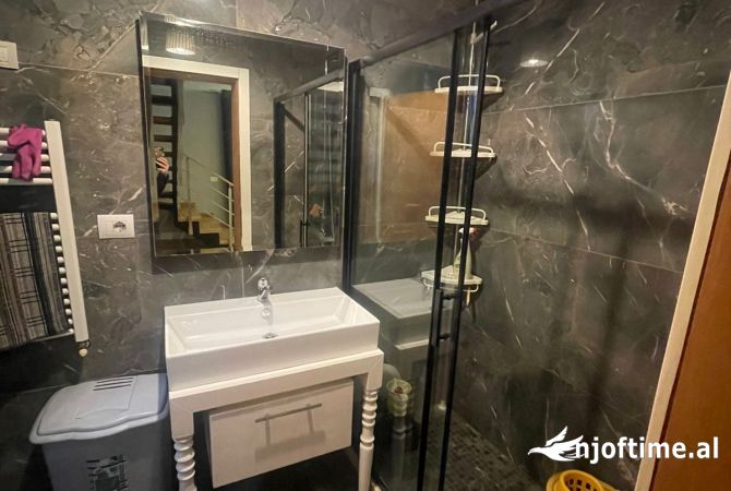 Shtepi me qera Apartament ne Tirane, 3+1, Mobilimi E mobiluar, Pagesa 1,350  Euro.