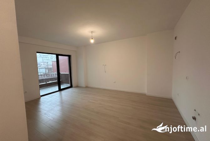 Ambient biznesi me qera 3+1 ne Tirane - 700 Euro