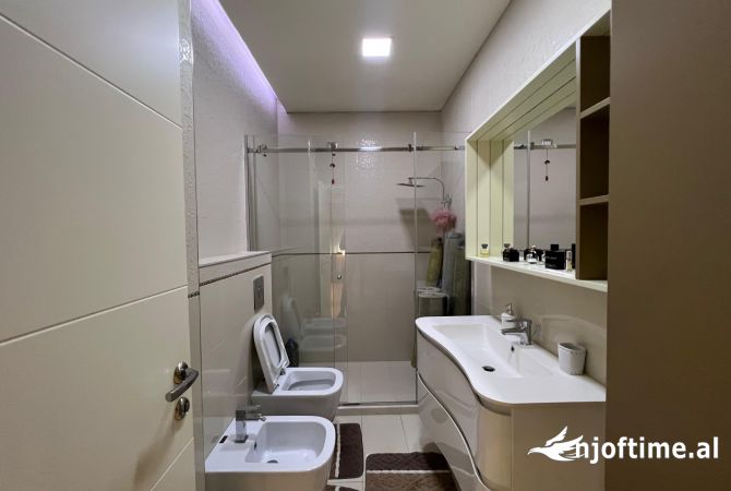 Shtepi me qera Apartament ne Tirane, 2+1, Mobilimi E mobiluar, Pagesa 1,200  Euro.