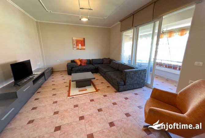 Qera, Apartament 2+1 me verand  Liqeni Artificial