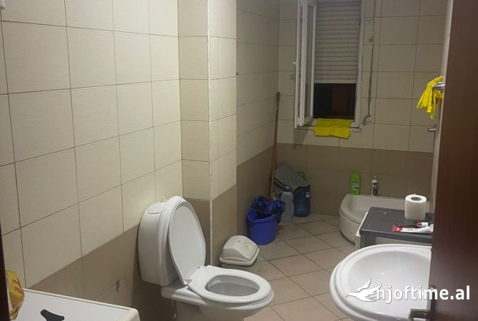 Shtepi me qera Apartament ne Tirane, 2+1, Mobilimi E mobiluar, Pagesa 50,000  Leke.