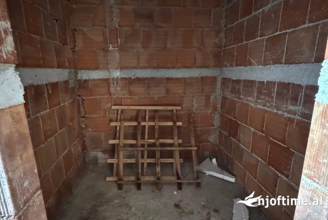 Shtepi ne shitje Apartament ne Tirane, Garsoniere, Mobilimi Bosh, pa mobiluar, Pagesa 83,000  Euro.