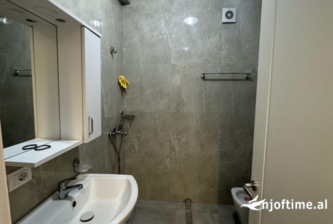 Shtepi me qera Apartament ne Tirane, 1+1, Mobilimi Pjeserisht e mobiluar, Pagesa 350  Euro.
