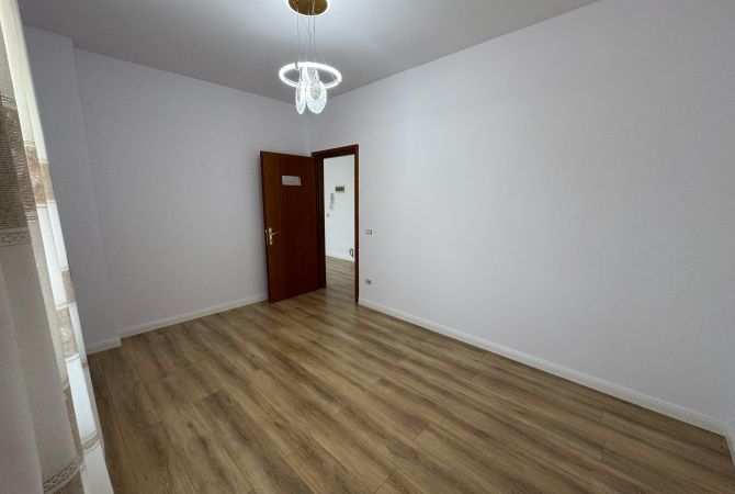 Shtepi ne shitje Apartament ne Tirane, 1+1, Mobilimi Bosh, pa mobiluar, Pagesa 85,000  Euro.