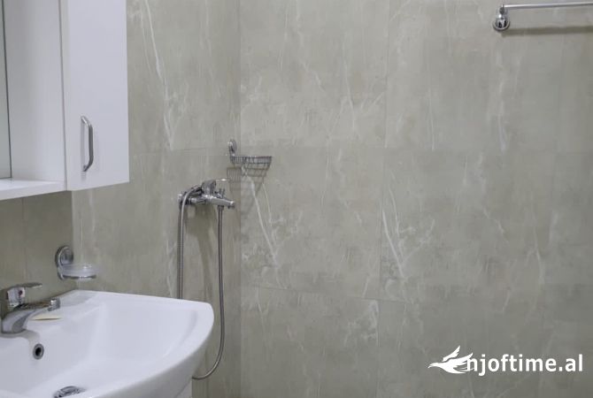 Shtepi me qera Apartament ne Tirane, 1+1, Mobilimi Pjeserisht e mobiluar, Pagesa 400  Euro.