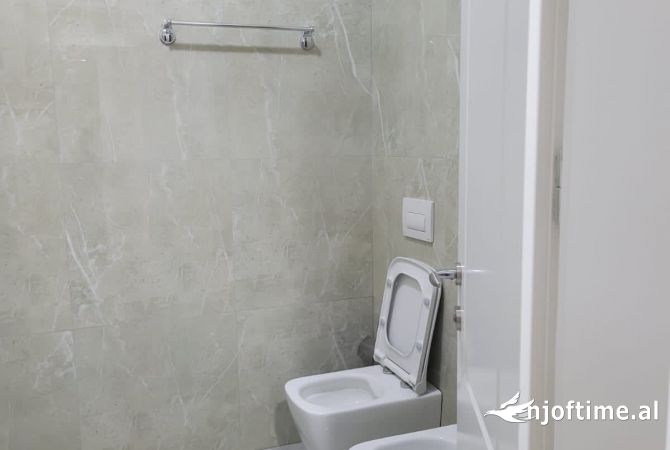 Shtepi me qera Apartament ne Tirane, 1+1, Mobilimi Pjeserisht e mobiluar, Pagesa 400  Euro.