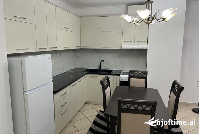 Shtepi me qera Apartament ne Tirane, 2+1, Mobilimi E mobiluar, Pagesa 68,000  Leke.