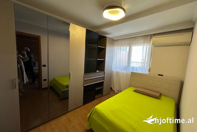 Shtepi ne shitje Apartament ne Tirane, 3+1, Mobilimi E mobiluar, Pagesa 330,000  Euro.