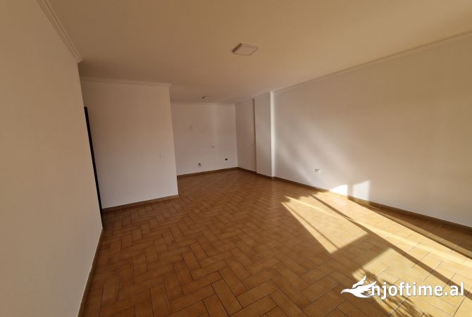 Ambient biznesi me qera 3+1 ne Tirane - 2,200 Euro