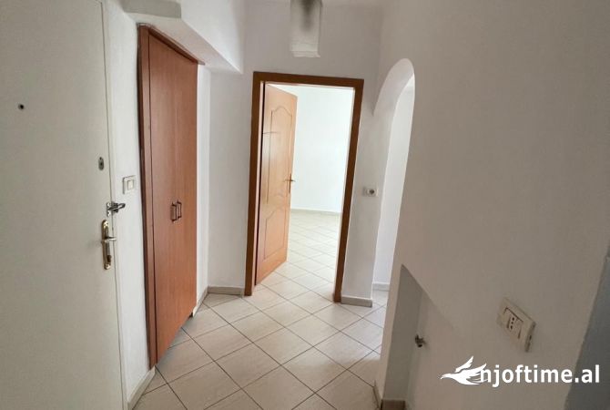 Shtepi ne shitje Apartament ne Tirane, 1+1, Mobilimi Bosh, pa mobiluar, Pagesa 95,000  Euro.