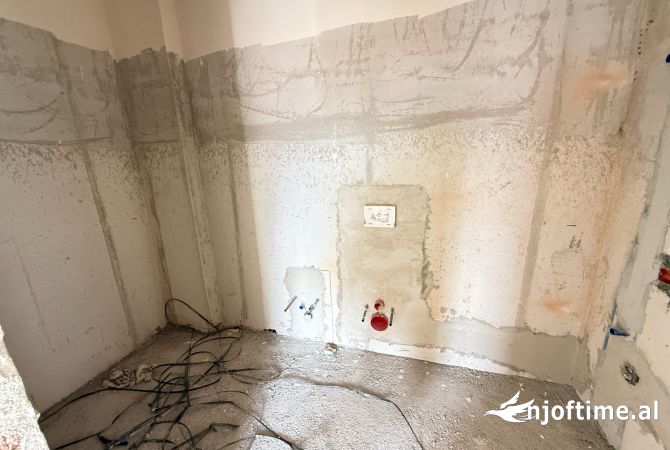 Shtepi ne shitje Apartament ne Tirane, 2+1, Mobilimi Bosh, pa mobiluar, Pagesa 150,000  Euro.