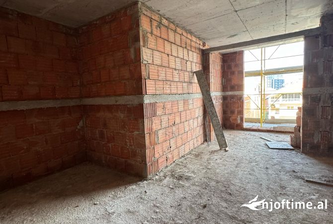 Shtepi ne shitje Apartament ne Tirane, Garsoniere, Mobilimi Bosh, pa mobiluar, Pagesa 83,000  Euro.