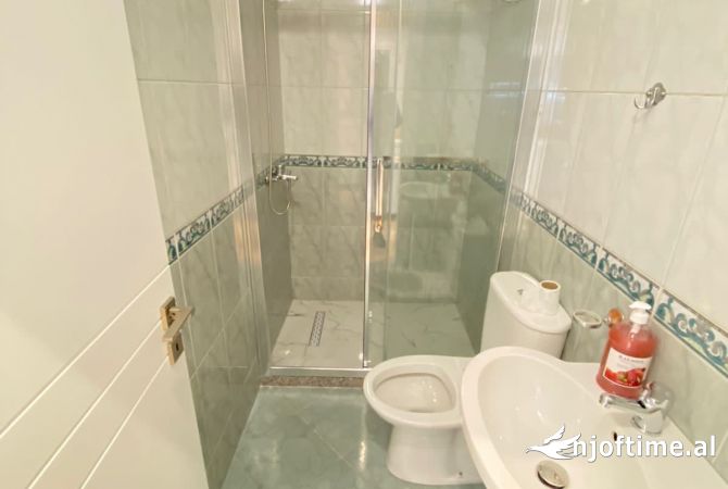 Shtepi me qera Apartament ne Tirane, 2+1, Mobilimi E mobiluar, Pagesa 800  Euro.