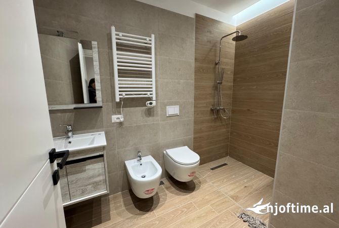 Shtepi me qera Apartament ne Tirane, Garsoniere, Mobilimi Bosh, pa mobiluar, Pagesa 450  Euro.