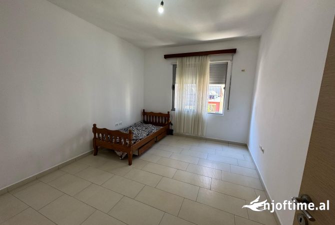 Shtepi me qera Apartament ne Tirane, 2+1, Mobilimi Pjeserisht e mobiluar, Pagesa 400  Euro.