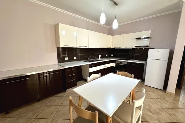 Shtepi me qera Apartament ne Tirane, 2+1, Mobilimi E mobiluar, Pagesa 600  Euro.