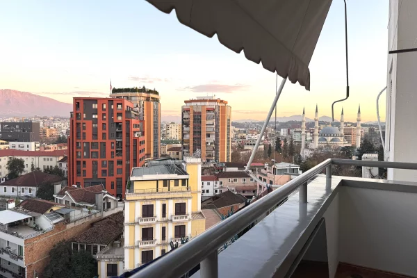 Shtepi me qera Apartament ne Tirane, 2+1, Mobilimi E mobiluar, Pagesa 700  Euro.