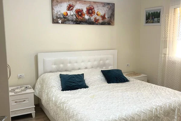 Shtepi ne shitje Apartament ne Tirane, 2+1, Mobilimi E mobiluar, Pagesa 25,000,000  Leke.