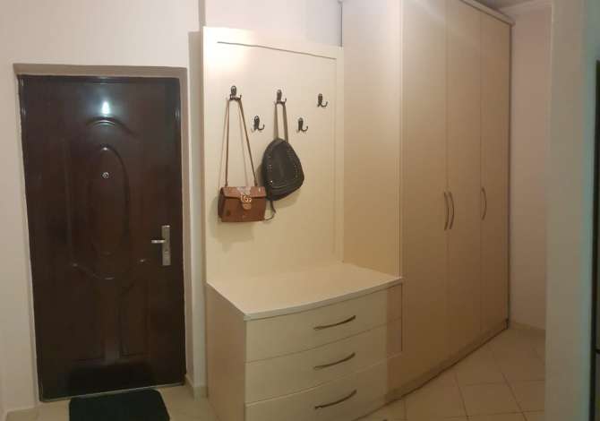 Shtepi me qera Apartament ne Tirane, 2+1, Mobilimi E mobiluar, Pagesa 450  Euro.