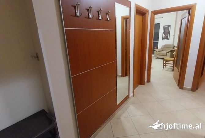 Shtepi me qera Apartament ne Tirane, 3+1, Mobilimi E mobiluar, Pagesa 900  Euro.