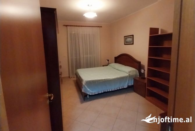 Shtepi me qera Apartament ne Tirane, 3+1, Mobilimi E mobiluar, Pagesa 900  Euro.