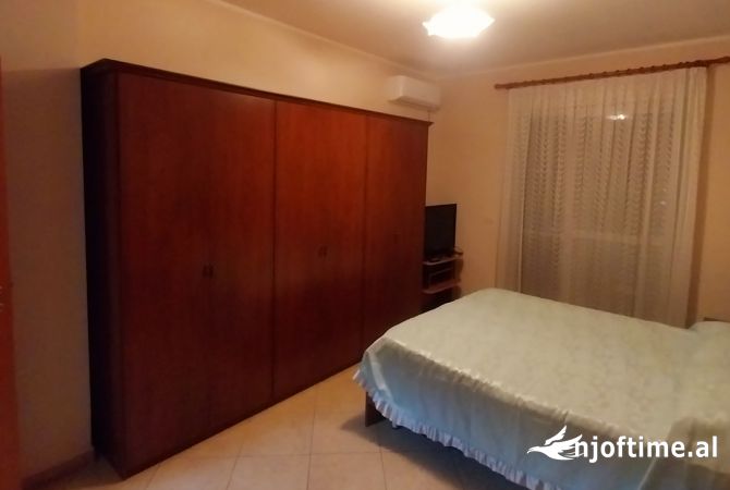 Shtepi me qera Apartament ne Tirane, 3+1, Mobilimi E mobiluar, Pagesa 900  Euro.
