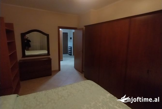 Shtepi me qera Apartament ne Tirane, 3+1, Mobilimi E mobiluar, Pagesa 900  Euro.