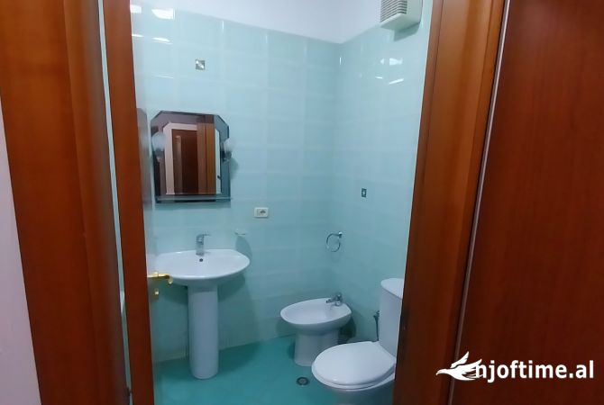 Shtepi me qera Apartament ne Tirane, 3+1, Mobilimi E mobiluar, Pagesa 900  Euro.