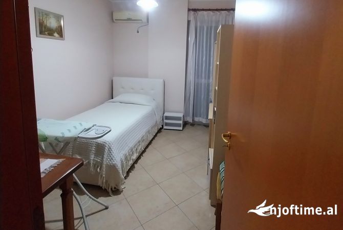Shtepi me qera Apartament ne Tirane, 3+1, Mobilimi E mobiluar, Pagesa 900  Euro.