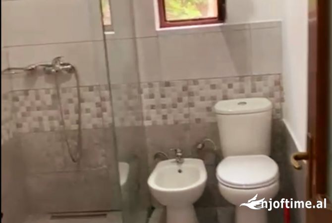 Shtepi me qera Shtepi Private ne Tirane, 2+1, Mobilimi E mobiluar, Pagesa 380  Euro.