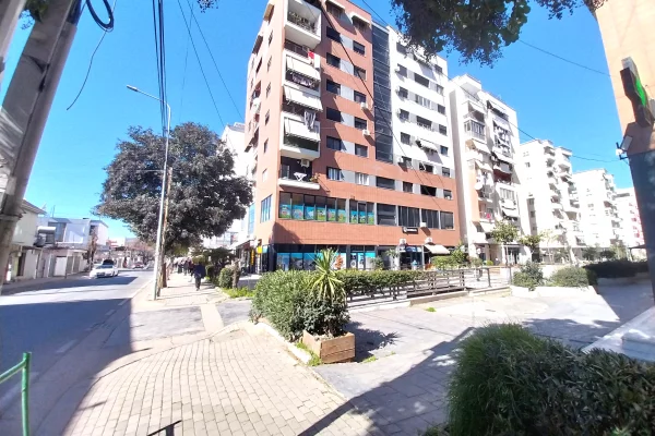 ME QERA MODERN 🏙️ APART I RI 1+1 MOBILUAR. ZONA MBAS SPITALIT AMERIKAN 3 PRANË BAR FLAVIO📍TIRANË.